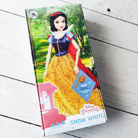 Классическая кукла Дисней Принцесса Белоснежка / Disney Princess Snow White Classic Doll с расческой (30 см)